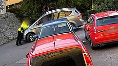 idi najídl na stráníka mstské policie.