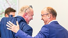 Novému hejtmanovi Petru Koletovi (ANO) gratuloval Rudolf Cogan (STAN), který...