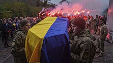 Po�etný dav se rozlou�il s ukrajinskou zdravotnicí a vojákem, kte�í se...