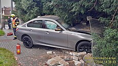 �idi�ka se pln� nev�novala �ízení a vjela do plotu. Vyvázla s leh�ím zran�ním....