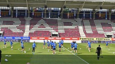 Finská reprezentace trénuje na stadionu Rapidu Bukure�� p�ed utkáním Ligy...