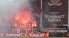 Fanouci Rapidu Bukure pi utkání s FCSB 23. dubna 2023