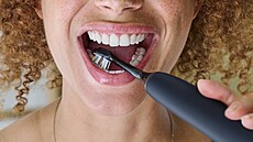 Podle odborník� je �i�t�ní zub� se sonickým zubním kartá�kem a� 20krát...