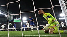 Christopher Nkunku z Chelsea st�ílí z penalty osmý gól domácích v pohárovém...