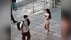 Íránská �ena se svlékla na ve�ejnosti do spodního prádla, zatkla ji policie