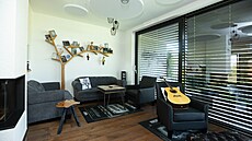 Kytara pána domu nesmí chybt, stejn jako dekorace v podob stromu na stn s...