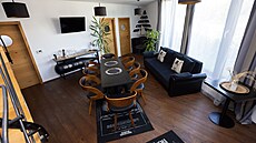 V místnosti v námonickém stylu se odehrávají porady.