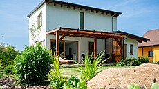 Stavba má jednoduché moderní linie bez slo�itých detail� a p�esn� spl�uje...