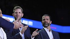 Eric Trump a Donald Trump Jr. ve West Palm Beach (6. listopadu 2024)