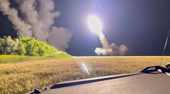Raketomet HIMARS v nespecifikované lokalit� poblí� frontové linie na Ukrajin�...