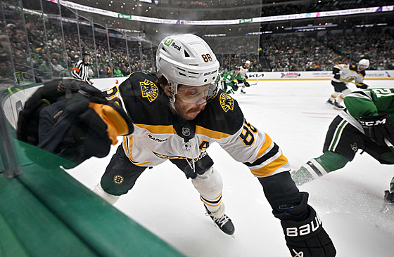 David Pastr�ák z Bostonu v utkání proti Dallasu.
