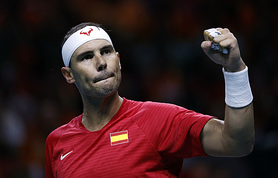 Rafael Nadal slaví vítzný úder v úvodním duelu tvrtfinále Davis Cupu proti...