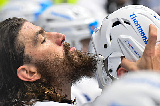 Peter Mueller, útoník hokejist Komety Brno, bhem prohraného zápasu proti...
