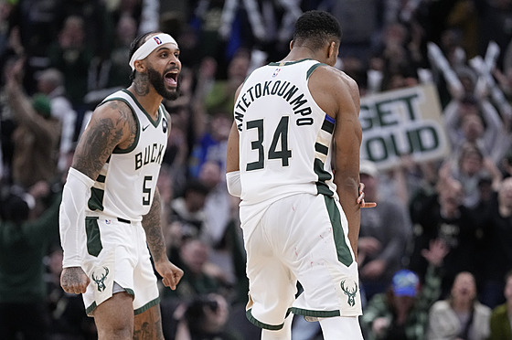 Janis Adetokunbo (vpravo) a Gary Trent Jr. z Milwaukee Bucks slaví v...