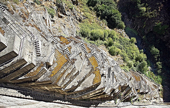 Terasy schodi�t� vizuáln� napojují objekt p�ehrady na okolní skaliska.