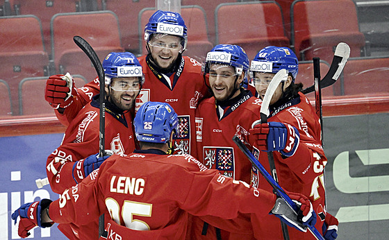 �e�tí hokejisté slaví gól proti �výcarsku.