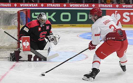 Branká� Jakub Ková� ze Sparty �elí �anci t�ineckého Petra Sikory.