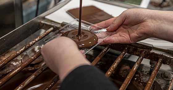 Teplá �okoláda se nalévá do tabulek, ve kterých p�ed finálním zdobením ztuhne...