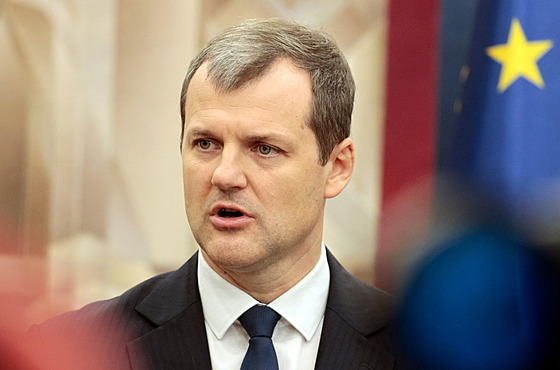 Litevský sociální demokrat Gintautas Paluckas hovoí na tiskové konferenci po...