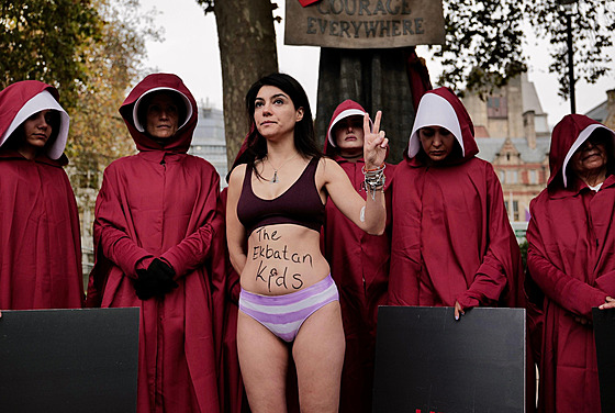 Protestující v Londýn� upozor�ují na osud studentky, která byla v Teheránu...