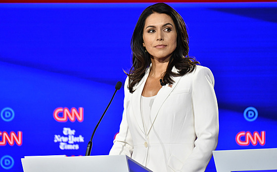 Tulsi Gabbardová pi prezidentské debat demokratických kandidát (15. íjna...