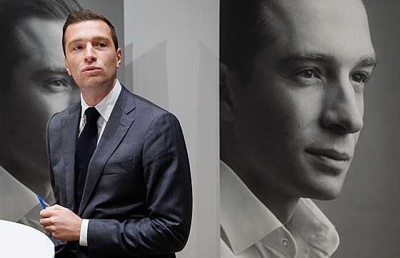 Jordan Bardella se svou autobiografií Ce que je cherche objí�dí nejen Francii,...