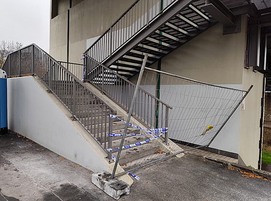 Lávka pro p�í na �elezni�ním most� v Ústí nad Labem musela být uzav�ena. N�kdo...