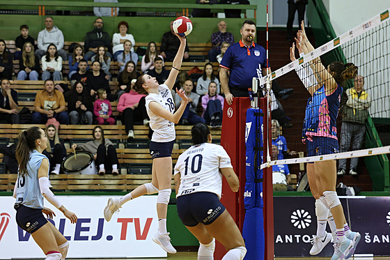 Olomoucká Michaela Smolková úto�í proti prost�jovskému bloku.