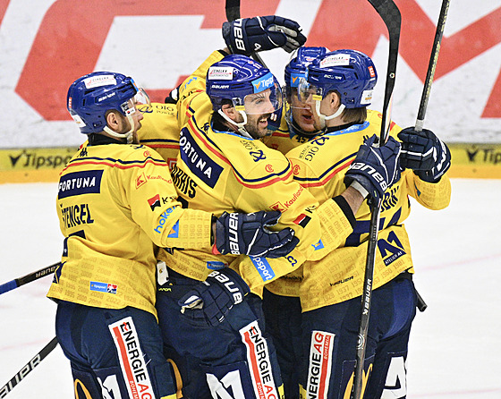 �eskobud�jovi�tí hokejisté se radují z branky na led� Mladé Boleslavi.