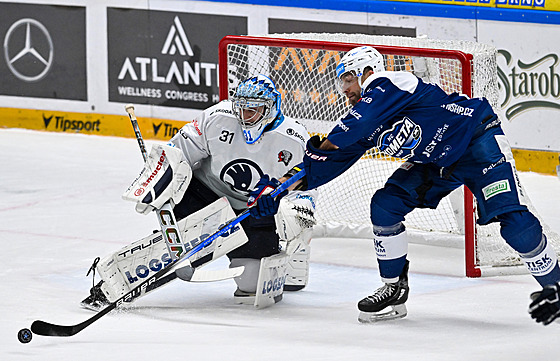 Brn�nský úto�ník Tomá� Marcinko se natahuje po puku p�ed branká�em Nickem...