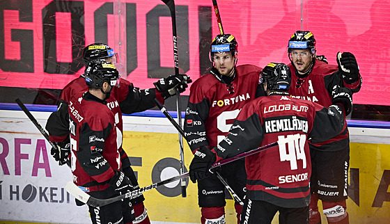 Spar�ané se radují z gólu proti Pardubicím.