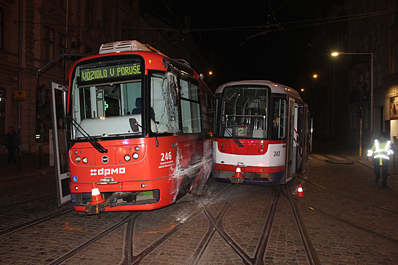 Ke srá�ce dvou tramvají do�lo v�era ve�er v Olomouci. P�i nehod� na�t�stí...