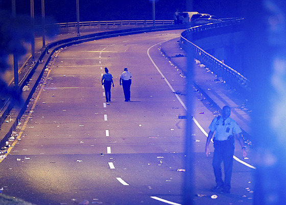 Podél trasy tradi�ního pr�vodu v New Orleans zahynuli p�i st�elb� dva lidé....