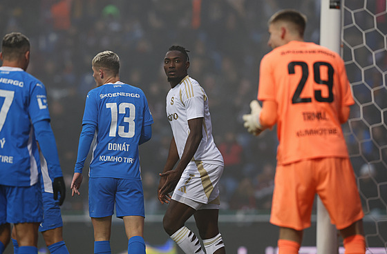 Victor Olatunji se otáí po boleslavském brankái Matoui Trmalovi.