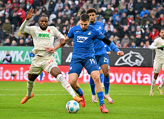 David Jurásek z Hoffenheimu (vpravo) se p�etla�uje o mí� s Frankem Onyekou z...