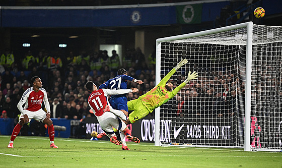 Malo Gusto z Chelsea posílá mí� mimo bránu Arsenalu.