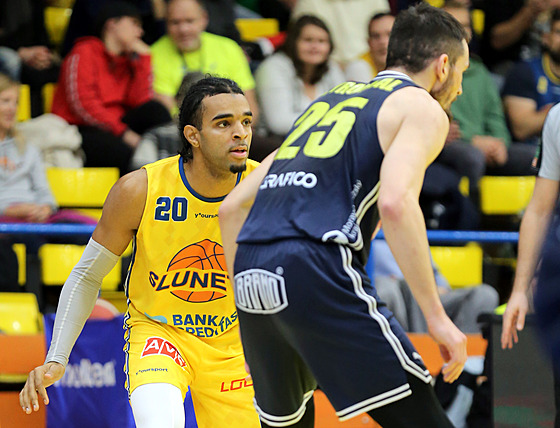 Soust�ed�ní ústeckého Jadena Edwardse v utkání s Opavou.