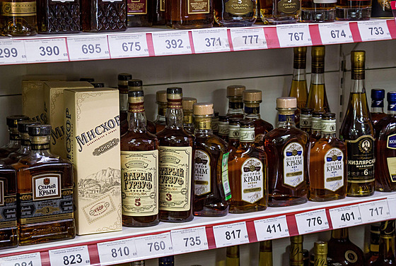 Láhve s ko�akem na pult� ruského obchodu (duben 2023)