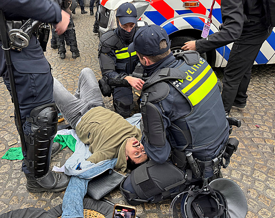 Nizozemská policie v Amsterdamu rozehnala propalestinskou demonstraci, které se...