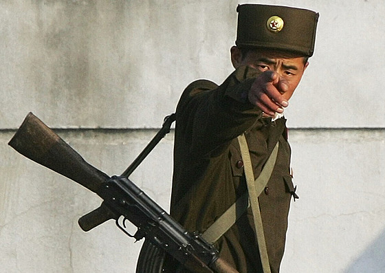 Severokorejský voják mí�í výhru�n� prstem. (Ilustra�ní foto)