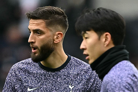 Uruguayský fotbalista Rodrigo Bentancur a jeho spoluhrá z anglického...