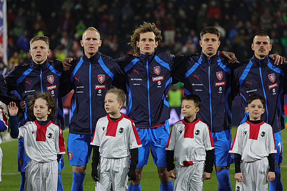 etí fotbalisté zpívají státní hymnu ped zápasem Ligy národ proti Gruzii.