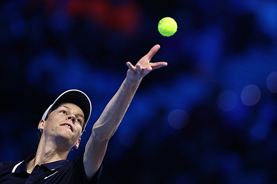 Ital Jannik Sinner servíruje v zápase základní skupiny na Turnaji mistr�.