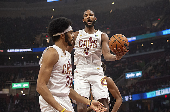 Evan Mobley doskakuje mí�.