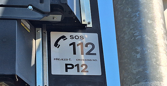 Nov se pouilo erné písmo na bílý reflexní podklad.