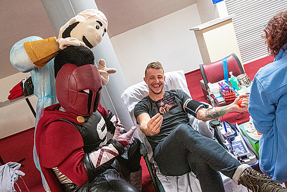 Herec Jakub �táfek b�hem odb�ru krve k akci Spar�anská krev