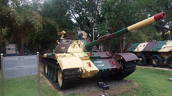 Tanky T-55. Mosfilm jich ze svého depozitá�e daroval ruské armád� 28 kus�.