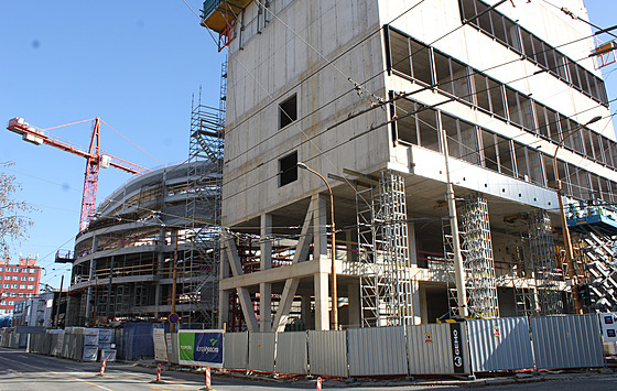 V Jihlav� za podpory Kraje Vyso�ina a Národní sportovní agentury aktuáln� roste multifunk�ní aréna za 2,3 miliardy korun (bez DPH). V provozu má být na podzim p�í�tího roku.