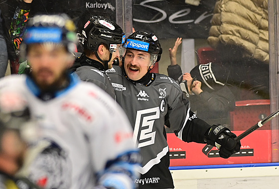 Karlovarský kapitán Jií ernoch se raduje z gólu do sít Liberce.