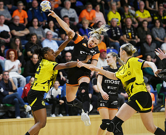 Mostecká Simona Szarková se sna�í prosadit proti p�esile Borussie Dortmund.